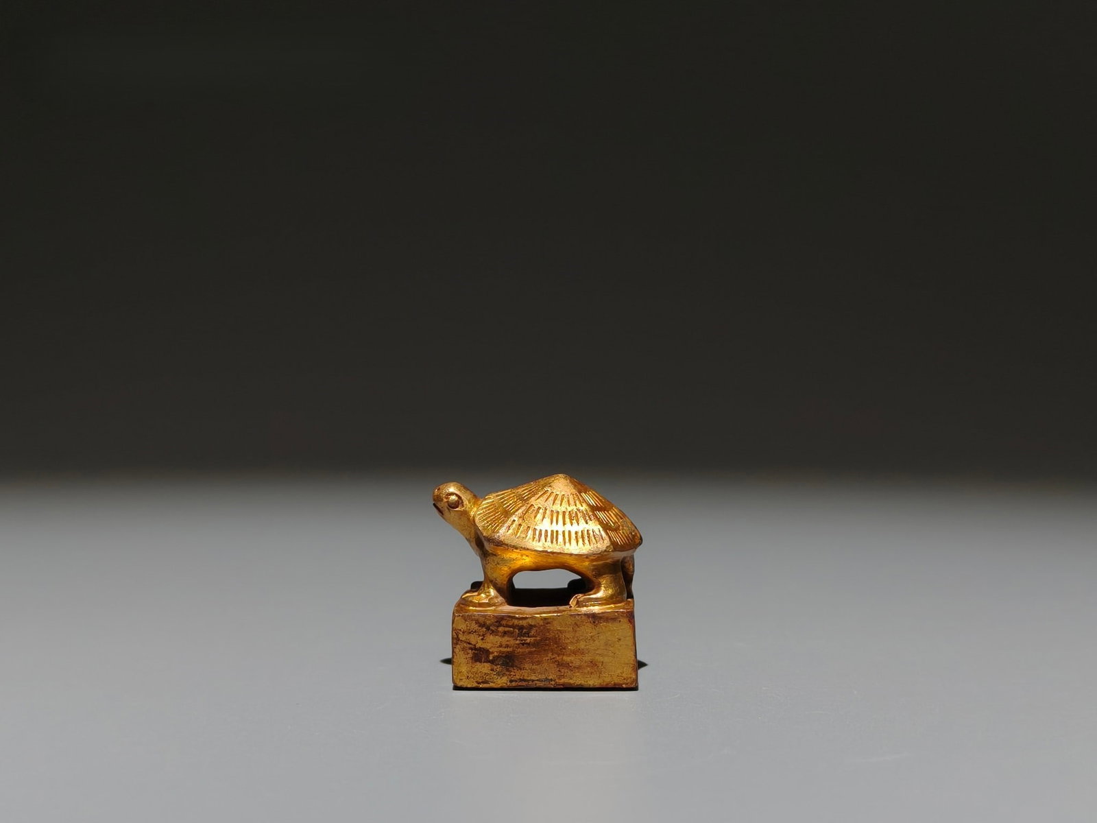 A Exquisite Gilt Bronze Turtle Shaped Seal: A Exquisite Gilt Bronze Turtle Shaped Seal,Han Dynasty, China,Size:1.1inx1.1inx0.9in,Weight:g 铜鎏金龟形印章,中国汉代