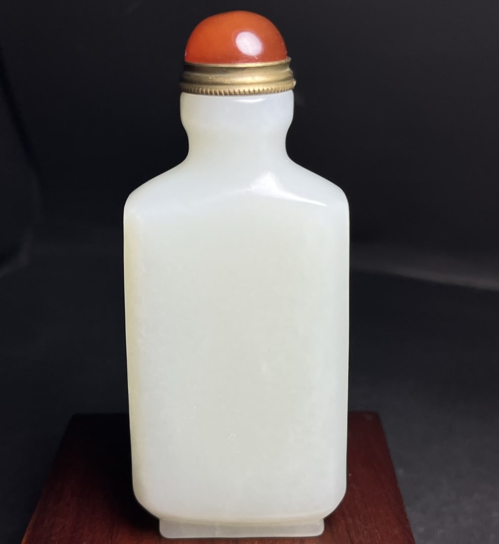 A Exquisite Hotan Jade Snuff Bottle: A Exquisite Hotan Jade Snuff Bottle,Qing Dynasty, China,Size:1.7inx0.8inx3.9in,Weight:142g 和田玉鼻烟壶,中国清代