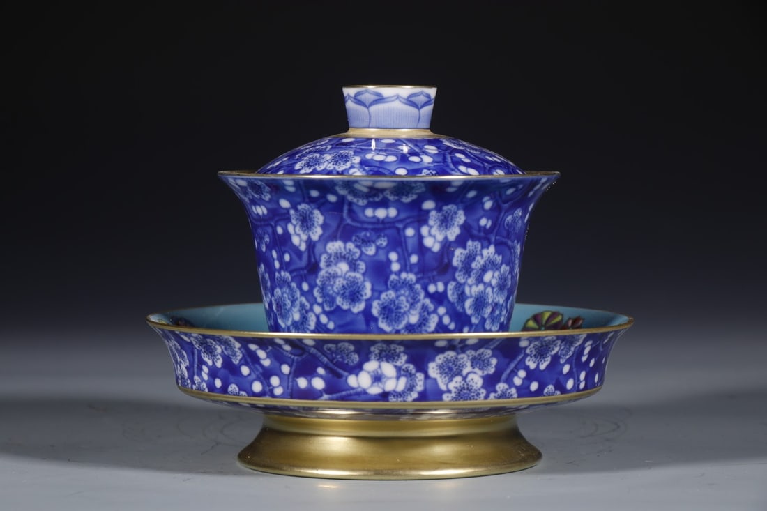 A Exquisite Blue and White Cover with Gold Flower Pattern Bowl: A Exquisite Blue and White Cover with Gold Flower Pattern Bowl,Qing Dynasty, China,Kangxi Four-character Mark,Size:4.3inx3.7inx3.3in 青花包金花卉纹碗,&#