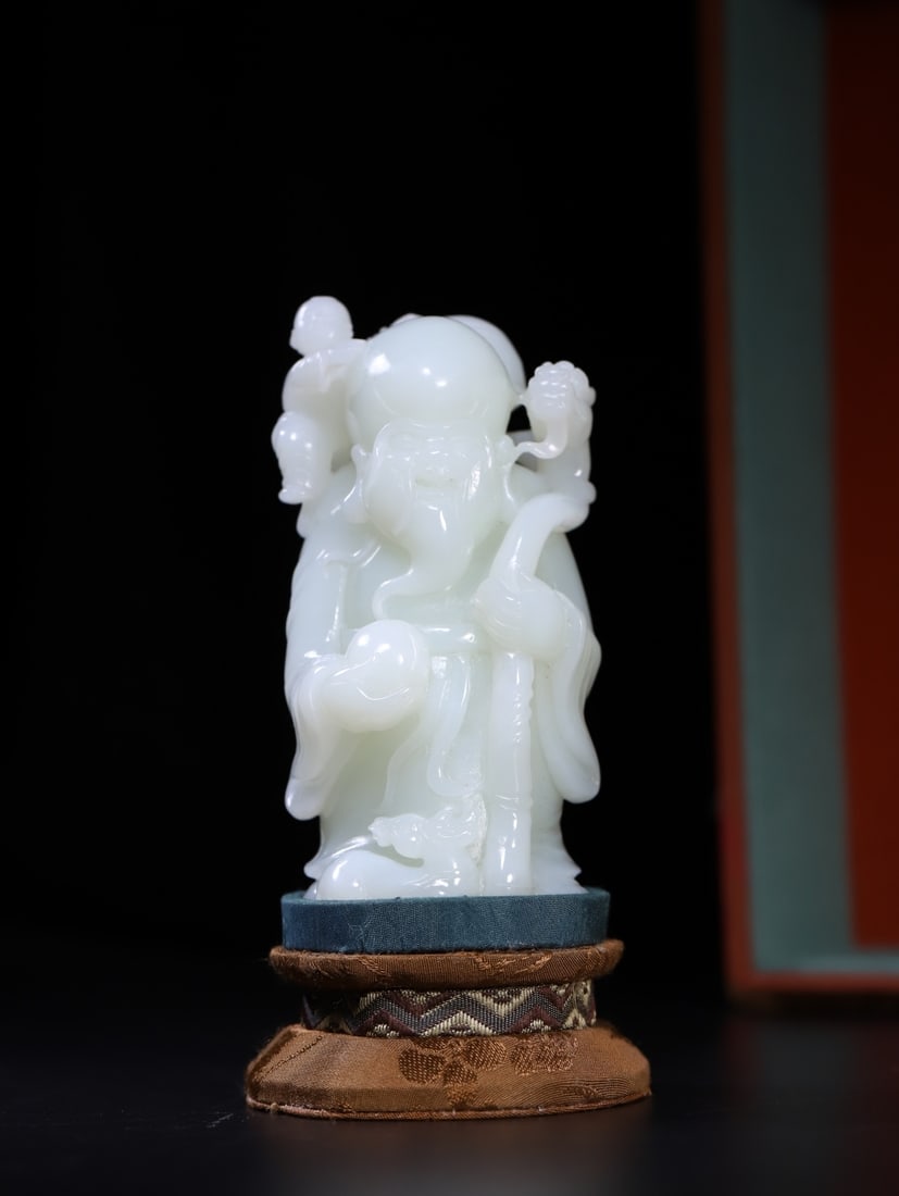 A Exquisite Hotan Jade Figures Ornament: A Exquisite Hotan Jade Figures Ornament,Qing Dynasty, China,Size:4.1inx1.9inx1.8in,Weight:350g 和田玉人物摆件,中国清代