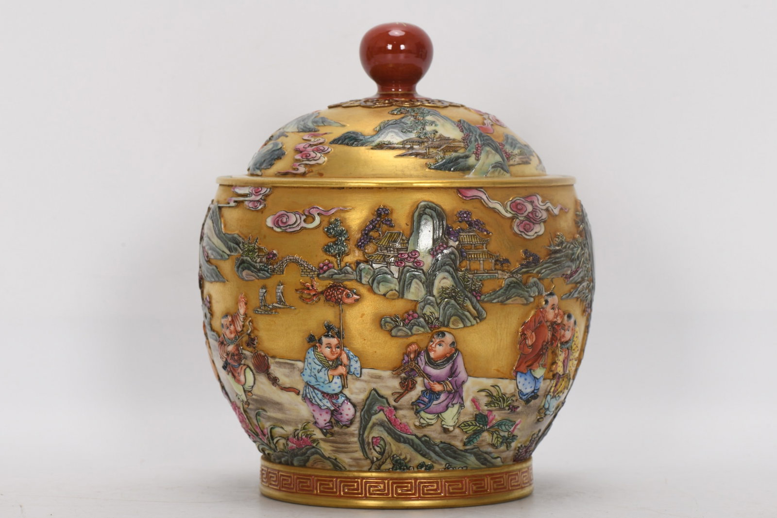 A Exquisite Enamel Gold Ground Figures Pattern Jar: A Exquisite Enamel Gold Ground Figures Pattern Jar,Qing Dynasty, China,Qianlong Six-character Mark,Size:6.7inx4.8inx5.4inx3.9in 珐琅彩金地人物纹罐