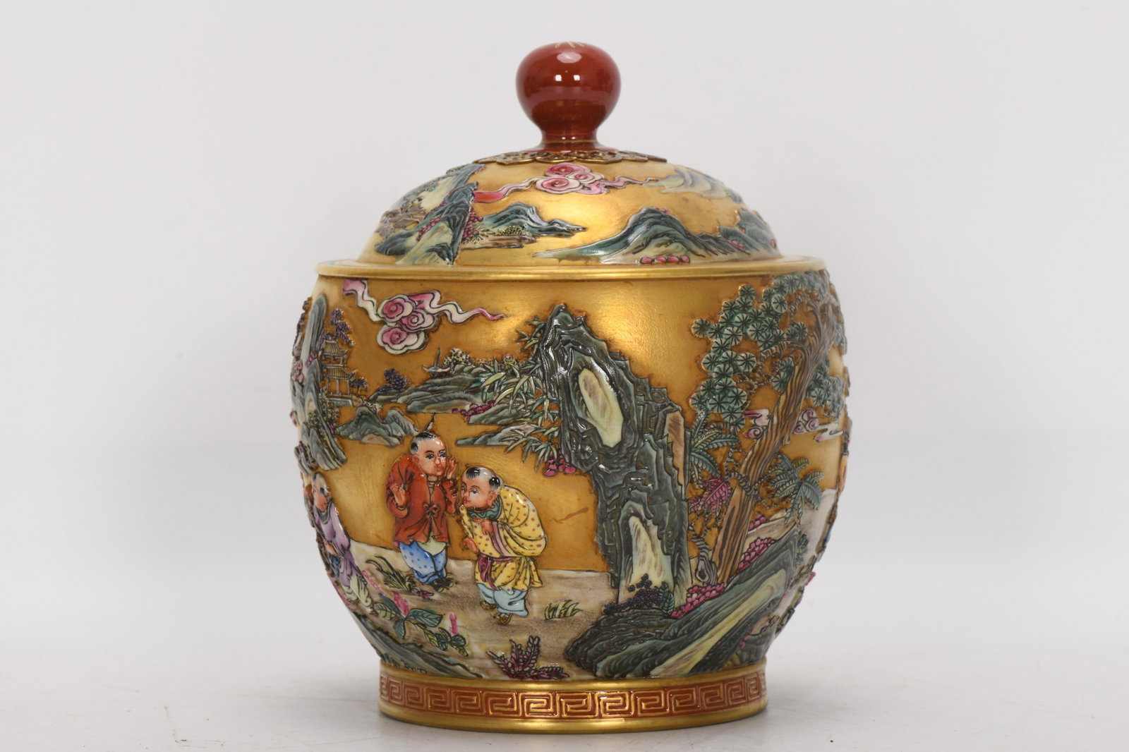 A Exquisite Enamel Gold Ground Figures Pattern Jar - 2