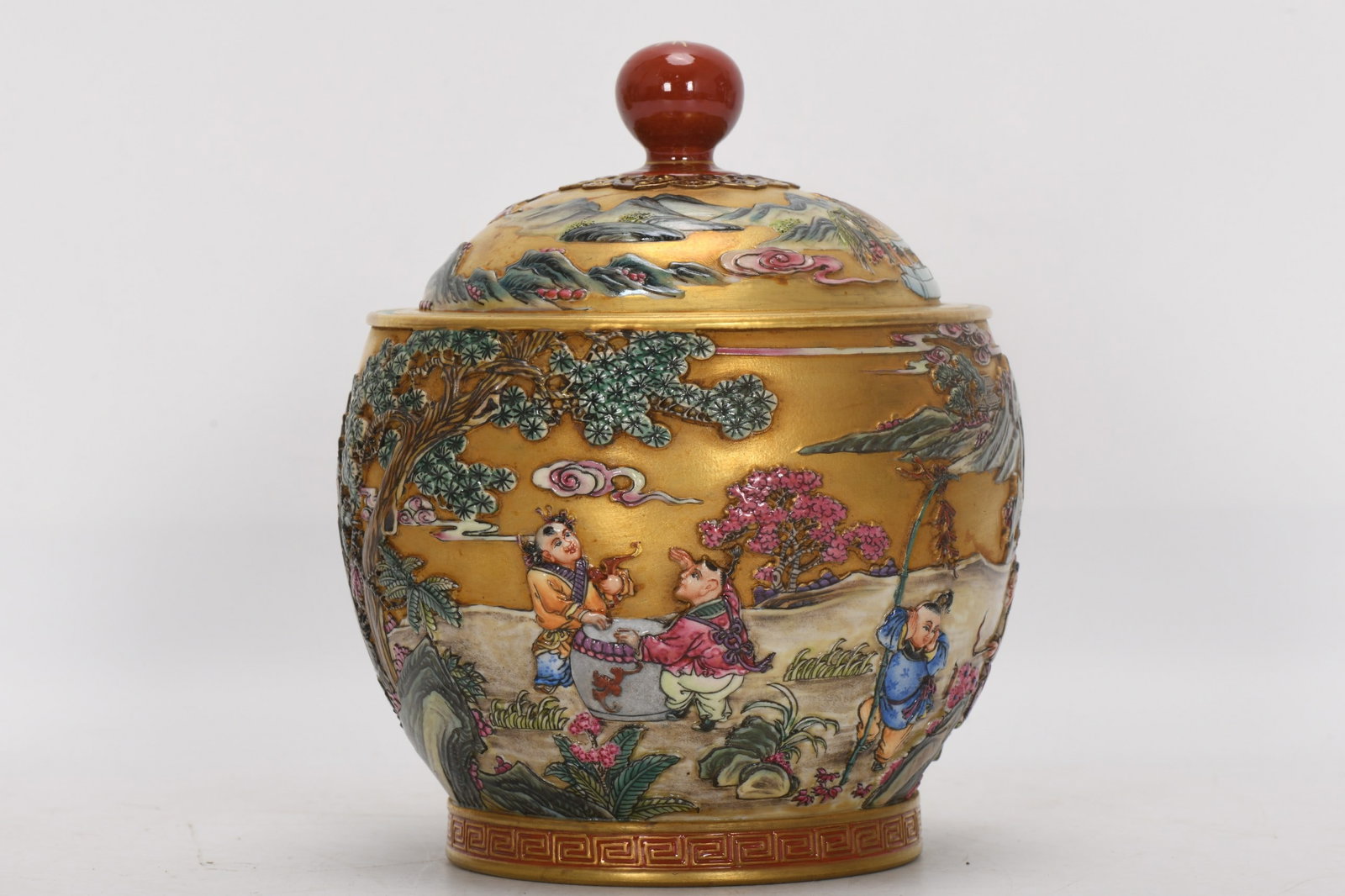 A Exquisite Enamel Gold Ground Figures Pattern Jar - 3