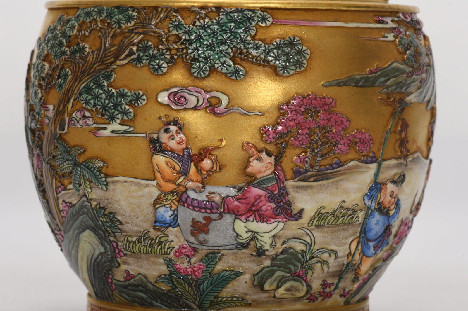 A Exquisite Enamel Gold Ground Figures Pattern Jar - 4
