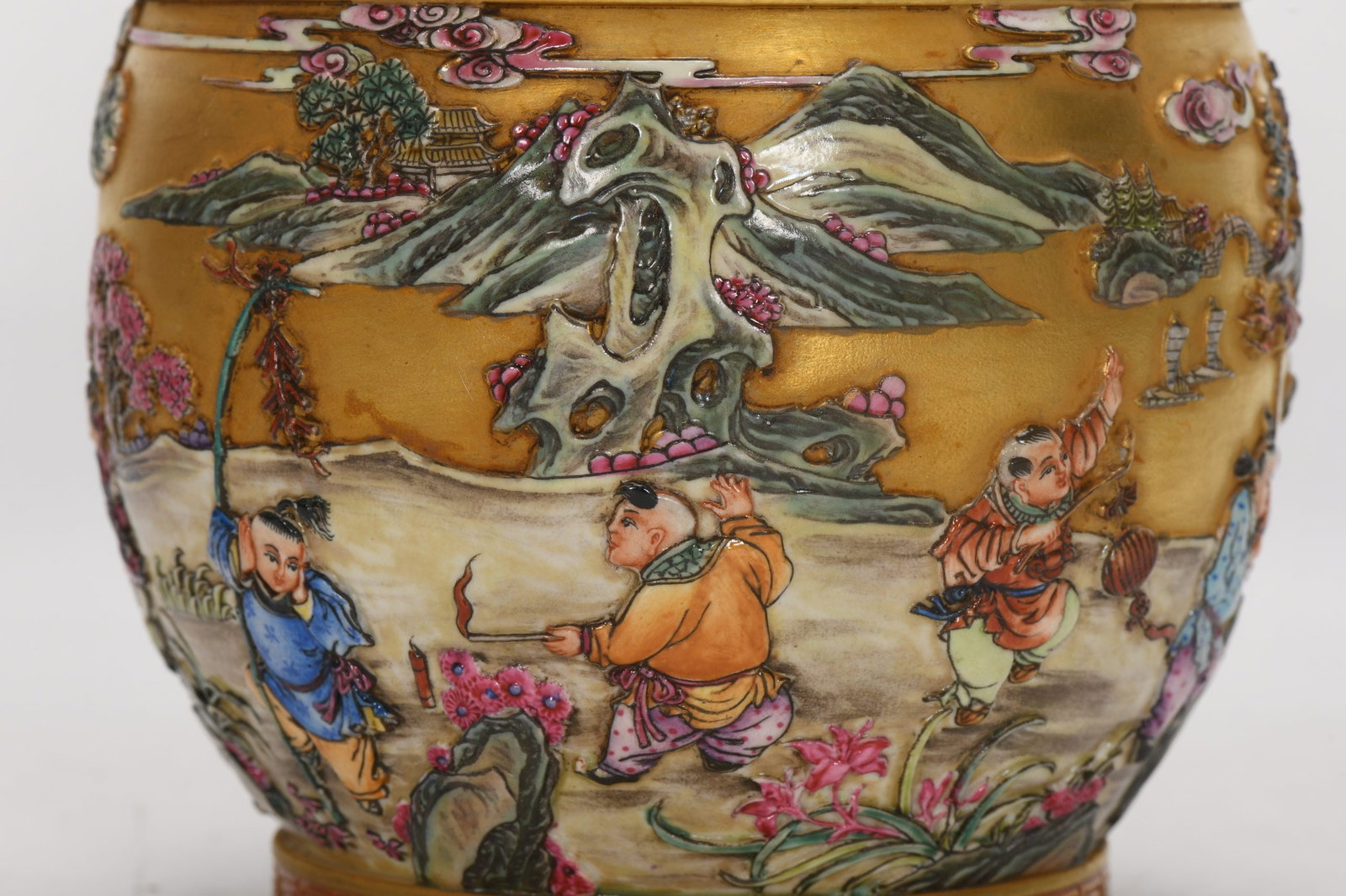A Exquisite Enamel Gold Ground Figures Pattern Jar - 5
