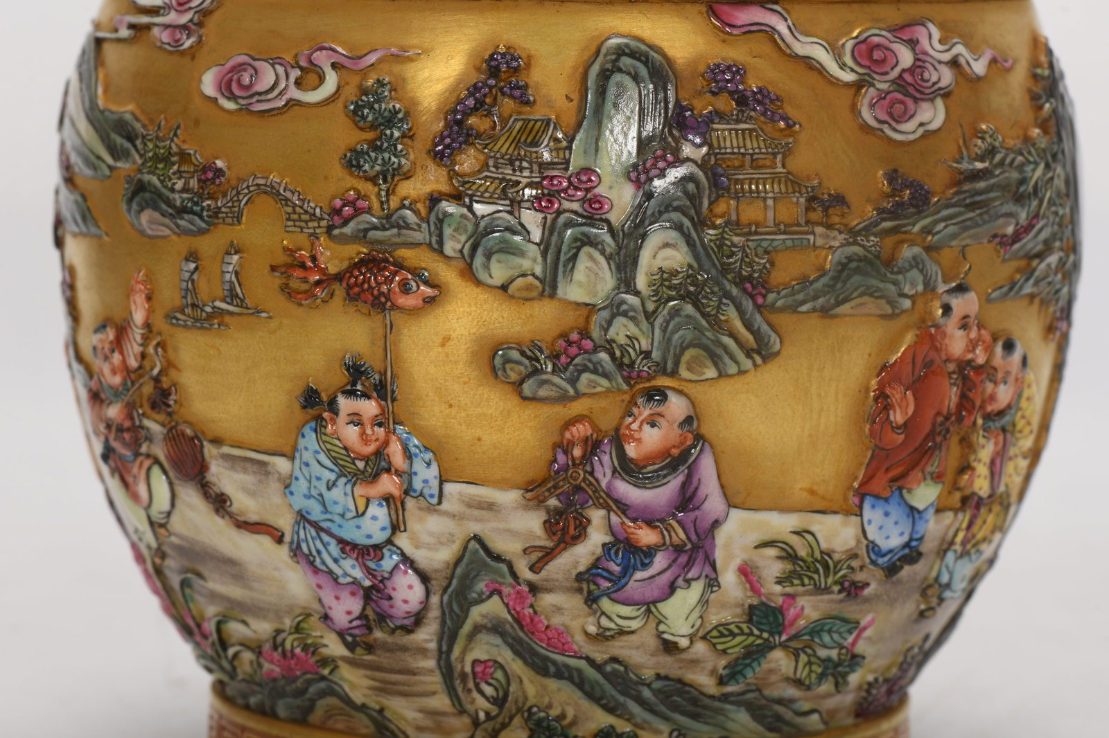 A Exquisite Enamel Gold Ground Figures Pattern Jar - 6