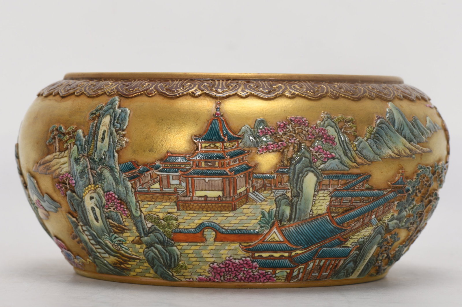 A Exquisite Enamel Gold Ground Landscape Pattern Brush Washer: A Exquisite Enamel Gold Ground Landscape Pattern Brush Washer,Qing Dynasty, China,Qianlong Six-character Mark,Size:3.3inx5.8inx7.2inx5.2in 珐琅彩金地山水ń