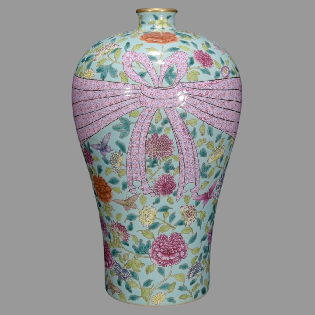 A Exquisite Famille-Rose Flower Pattern Vase: A Exquisite Famille-Rose Flower Pattern Vase,Qing Dynasty, China,Yongzheng Six-character Mark,Size:12.2inx7.5in