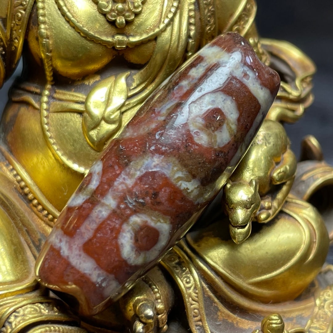 A Exquisite Six Eyes Dzi bead: A Exquisite Six Eyes Dzi bead,Qing Dynasty, China,Size:0.5inx1.5in 六眼天珠,中国清代