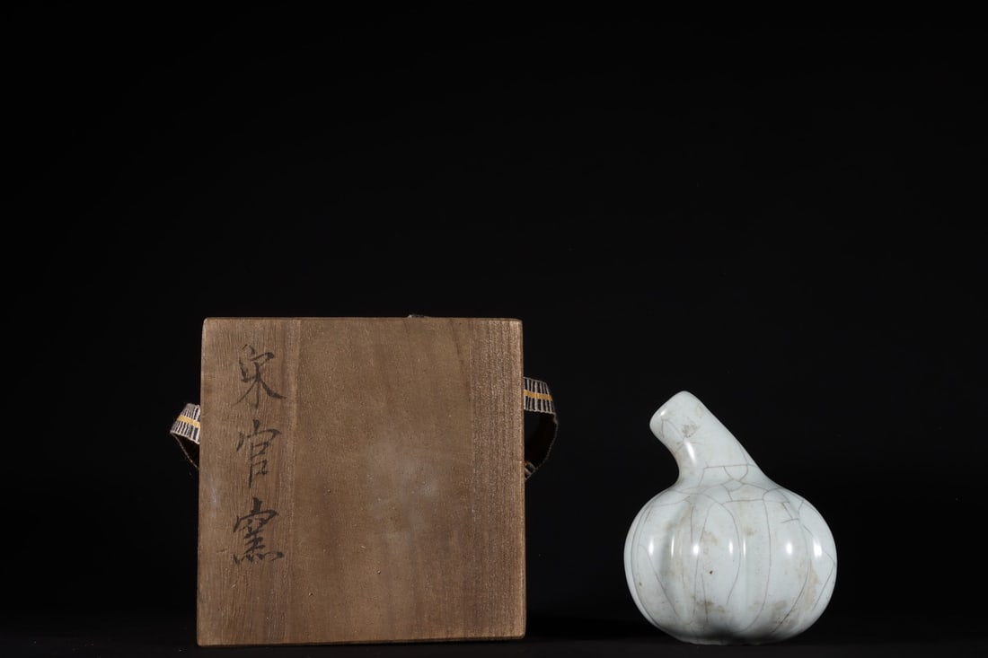 A Exquisite Guan Yao Moon White Glazed Water Pot: A Exquisite Guan Yao Moon White Glazed Water Pot,Song Dynasty, China,Size:3.5inx2.4in 官窑月白釉水滴,中国宋代