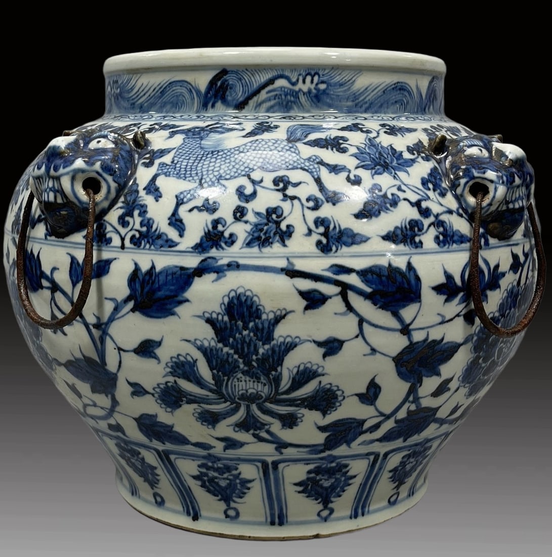 A Exquisite Blue and White Lotus Pattern Jar (1 of 8)