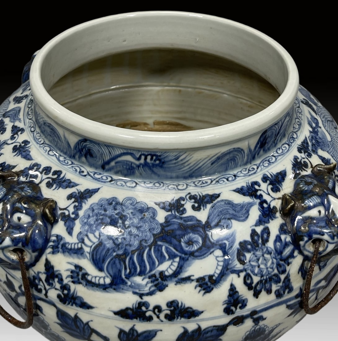 A Exquisite Blue and White Lotus Pattern Jar - 5