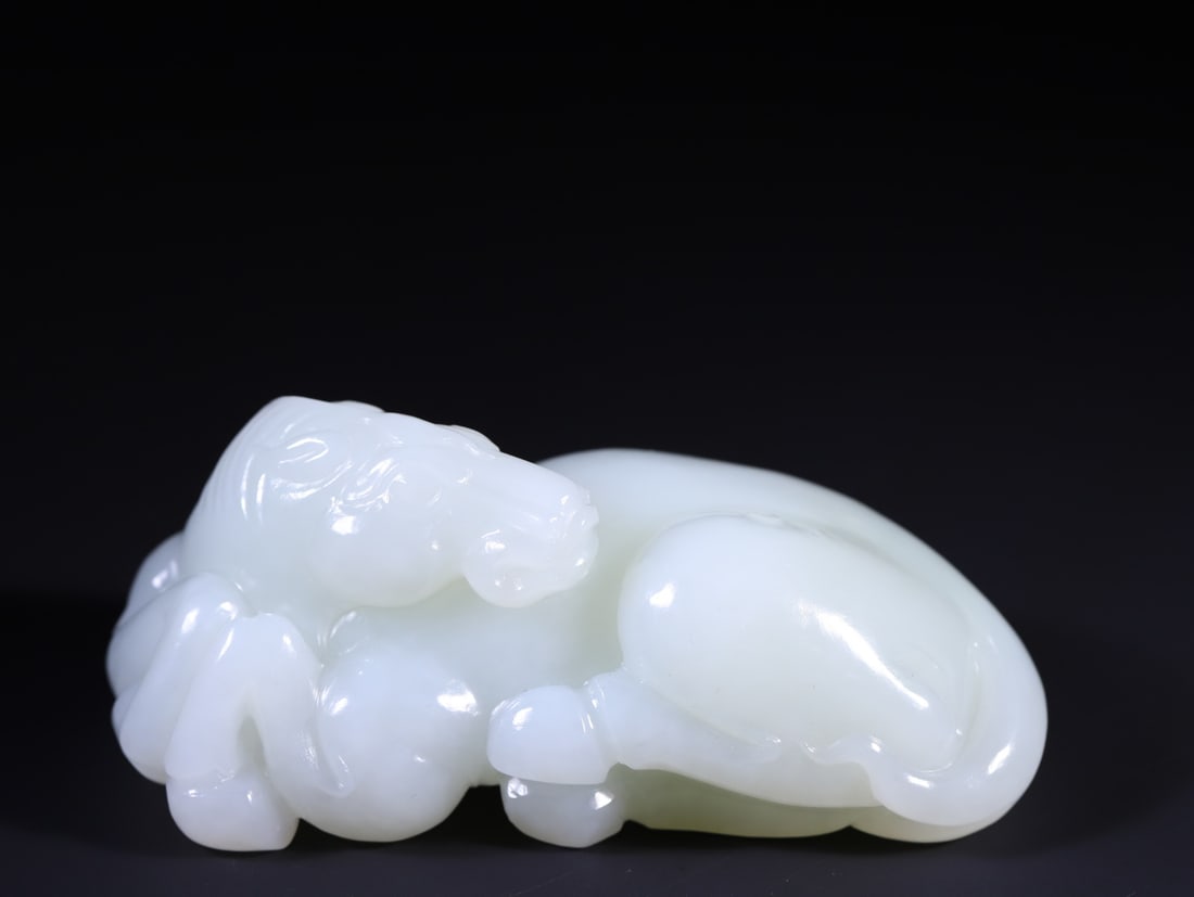 A Exquisite Hotan Jade Horse Ornament: A Exquisite Hotan Jade Horse Ornament,Qing Dynasty, China,Size:4.1inx2inx1.9in,Weight:323.4g 和田玉马摆件,中国清代