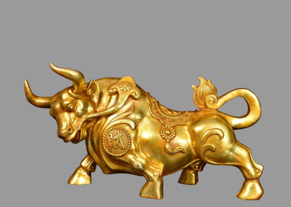 A Exquisite Gilt Bronze Buffalo Ornament: A Exquisite Gilt Bronze Buffalo Ornament,Qing Dynasty, China,Size:8.3inx15.7inx5.1in,Weight:6500g 铜鎏金牛摆件,中国清代