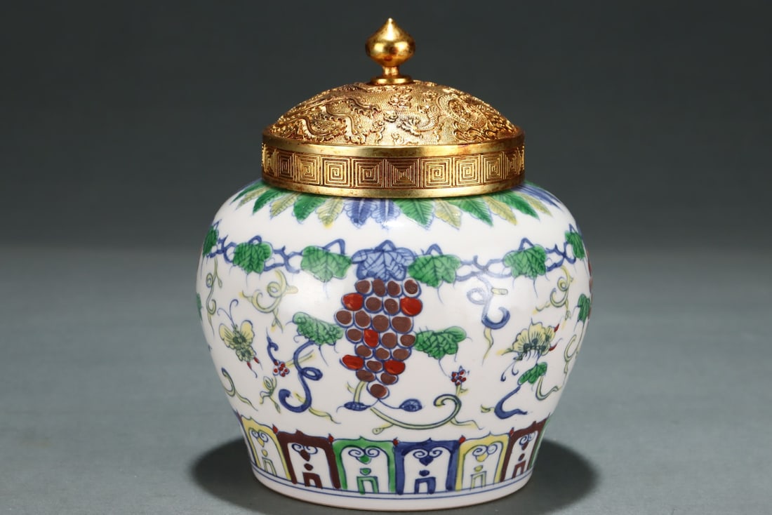 A Exquisite Doucai Grapes Pattern Flower and Butterfly Pattern Jar - 3