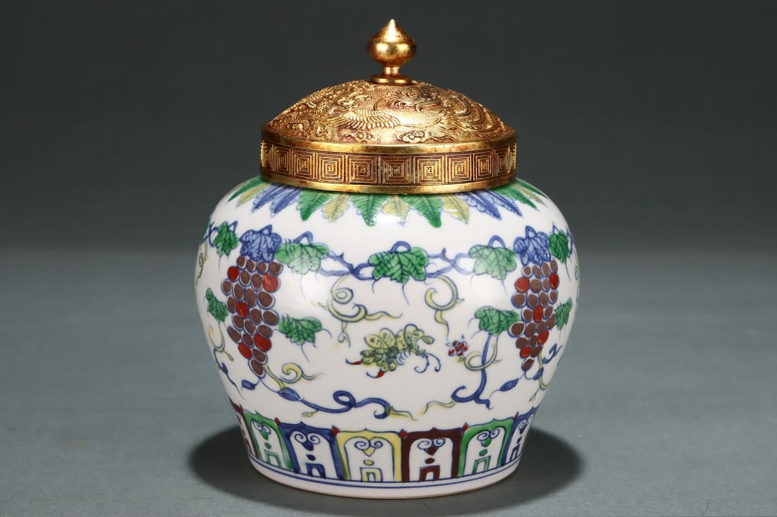 A Exquisite Doucai Grapes Pattern Flower and Butterfly Pattern Jar - 4