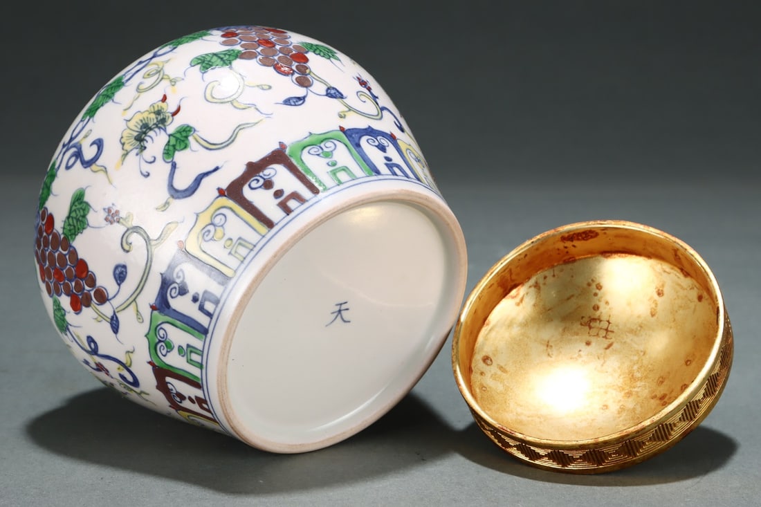 A Exquisite Doucai Grapes Pattern Flower and Butterfly Pattern Jar - 8