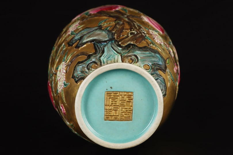 A Exquisite Enamel Gold Ground Peach Pattern Vase - 9