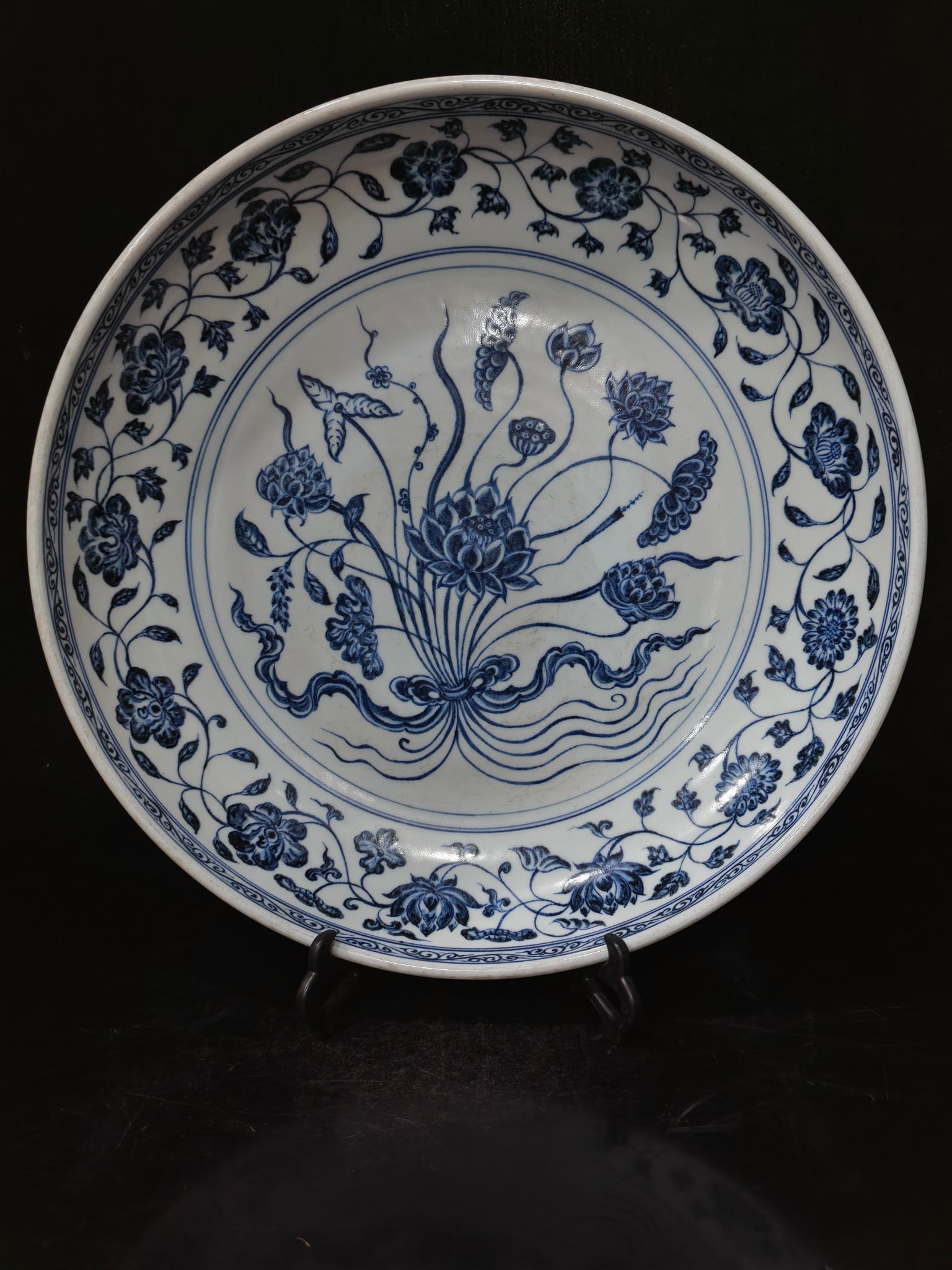 A Exquisite Blue and White Flower Pattern Plate: A Exquisite Blue and White Flower Pattern Plate,Ming Dynasty, China,Size:3.1inx15.7in 青花花卉纹盘,中国明代