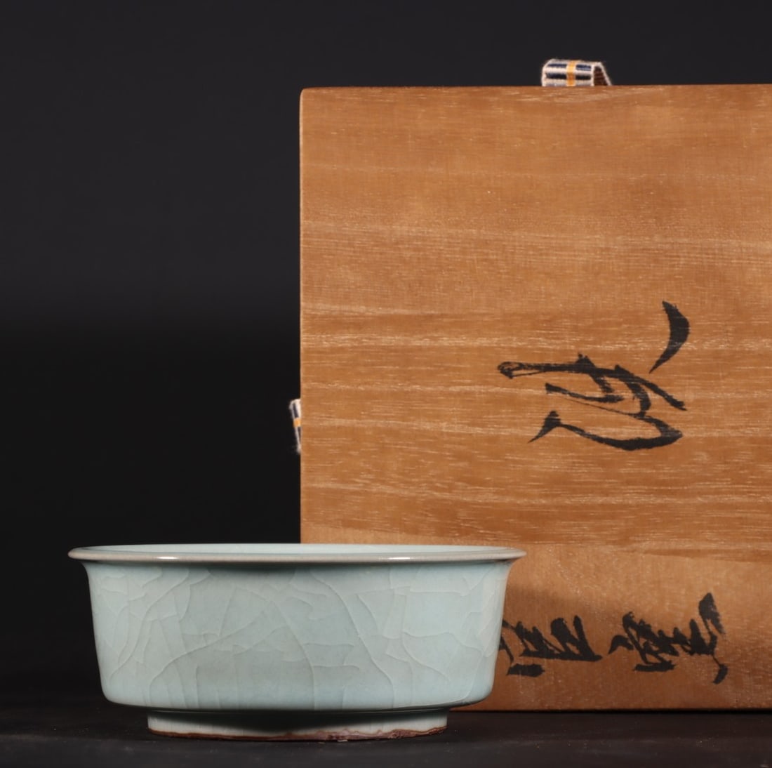A Exquisite Guan yao Celadon Glzed Brush Washer: A Exquisite Guan yao Celadon Glzed Brush Washer,Song Dynasty, China,Size:1.7inx4.2in 官窑青釉洗,中国宋代