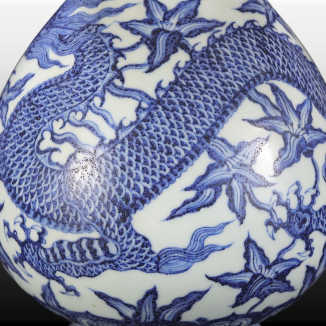 A Exquisite Blue and White Lotus Pattern Dragon Pattern Vase - 7