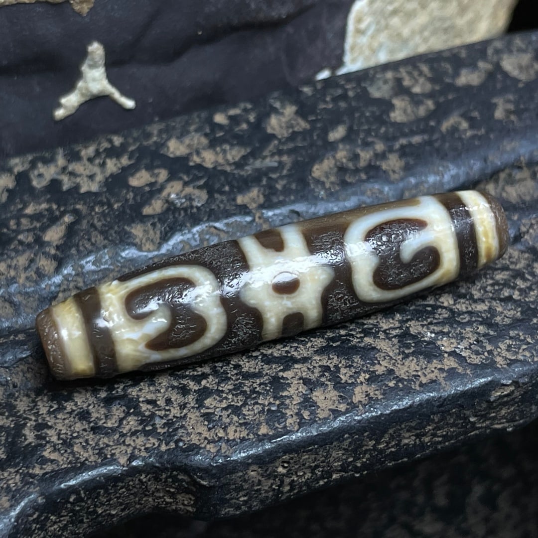 A Exquisite Tiger Tooth Dzi bead: A Exquisite Tiger Tooth Dzi bead,Qing Dynasty, China,Size:0.5inx2.1in 虎牙天珠,中国清代