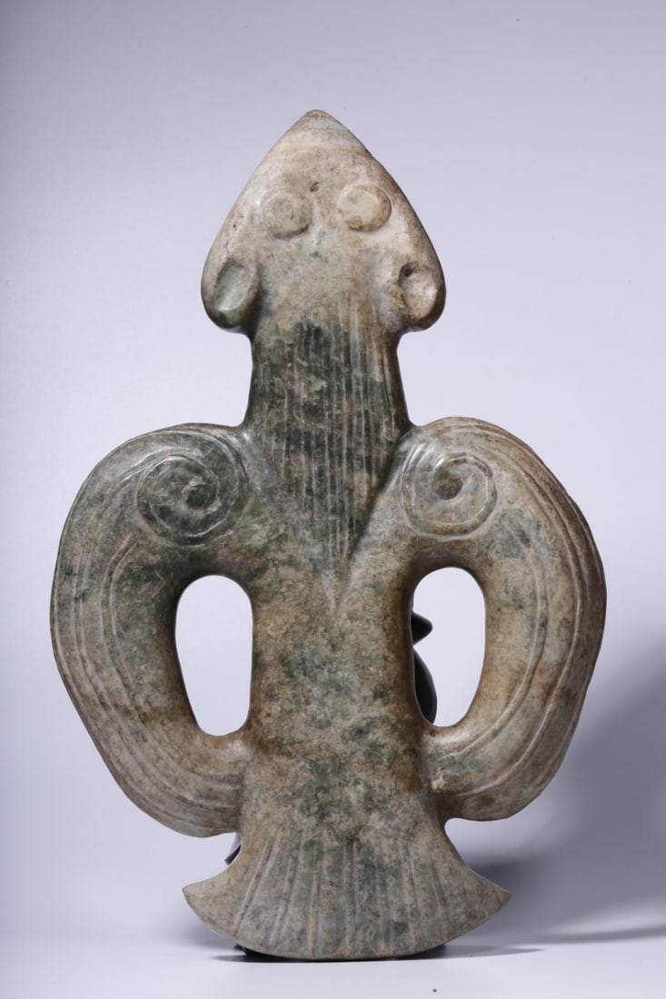 A Exquisite Gaogu Jade Bird Ornament: A Exquisite Gaogu Jade Bird Ornament,Ancient Time, China,Size:15.4inx10inx1.1in ,Weight:3475g 高古玉鸟摆件,远古时期