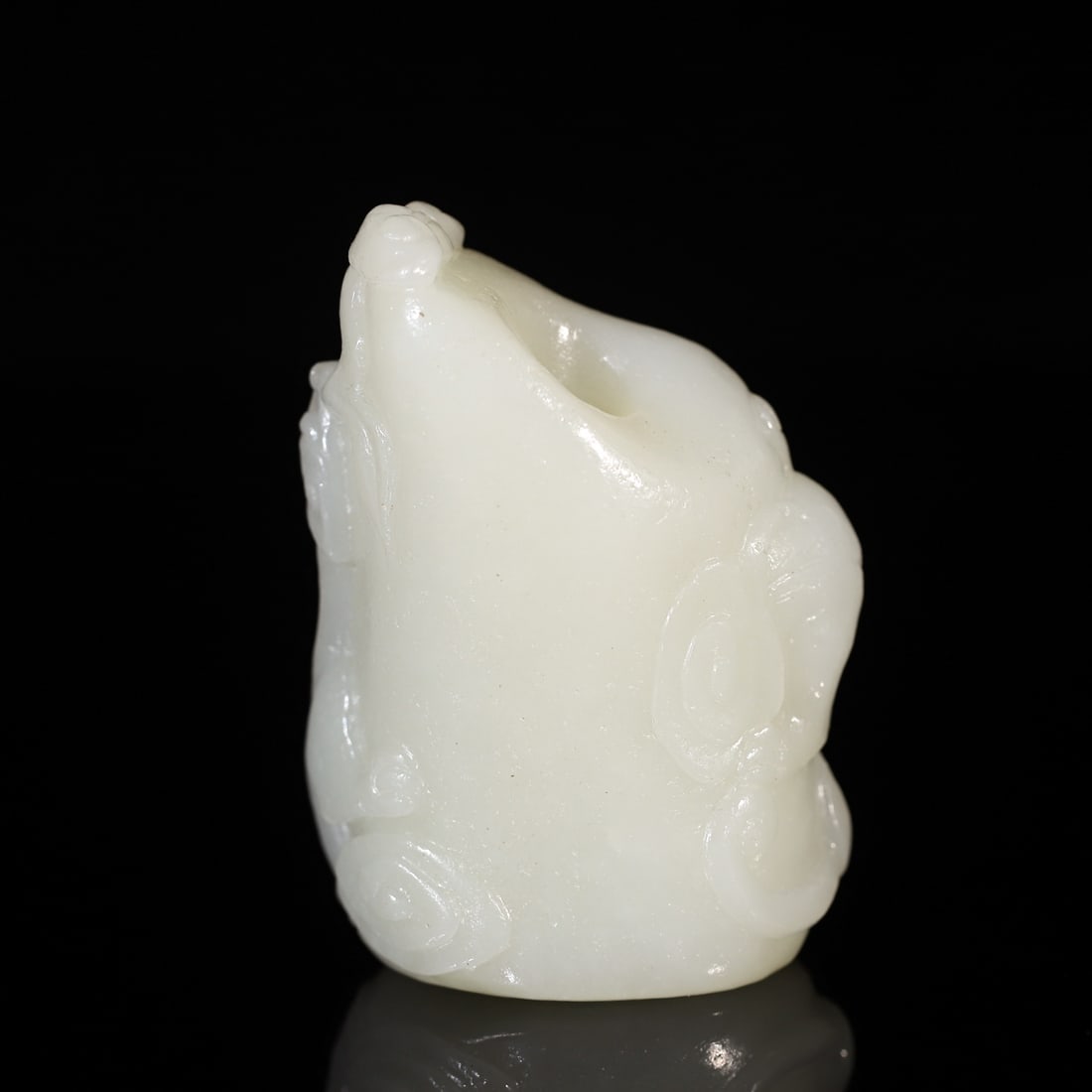 A Exquisite Hotan Jade Dragon Handheld Carving: A Exquisite Hotan Jade Dragon Handheld Carving,Qing Dynasty, China,Size:2.6inx1.9inx1in 和田玉龙手把件,中国清代