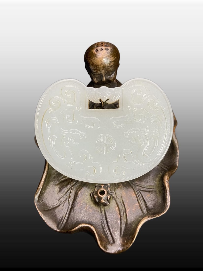 A Exquisite Hotan Jade Bats Pattern Jade pendant: A Exquisite Hotan Jade Bats Pattern Jade pendant,Ming Dynasty, China,Size:2inx1.6inx0.2in,Weight:25g 和田玉蝙蝠纹玉佩,中国明代