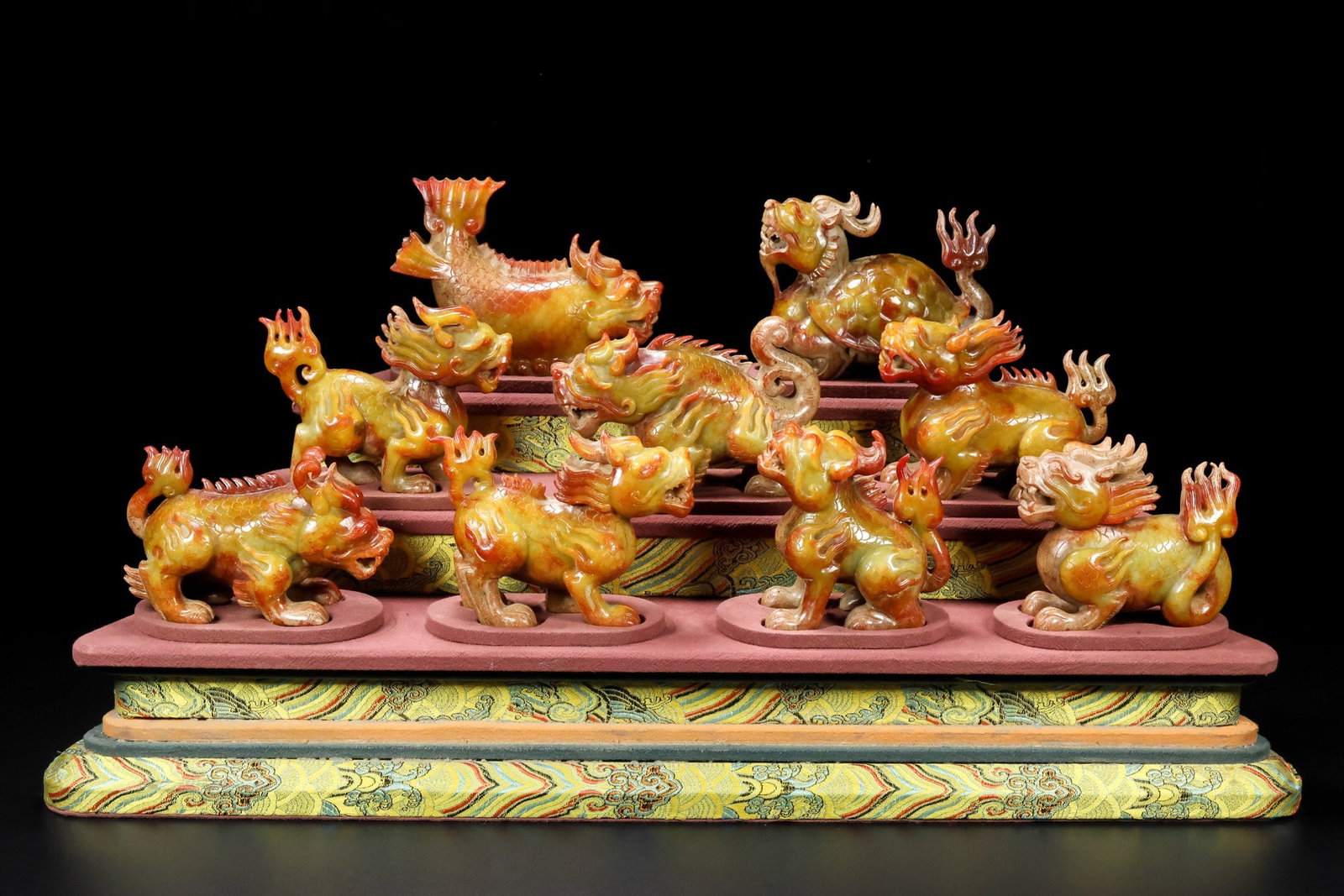 A Set of Exquisite Hotan Jade Dragon Ornament: A Set of Exquisite Hotan Jade Dragon Ornament,Han Dynasty, China,Size:5.1inx2inx3.7in,Weight:4500g 一套和田玉龙摆件,中国汉代