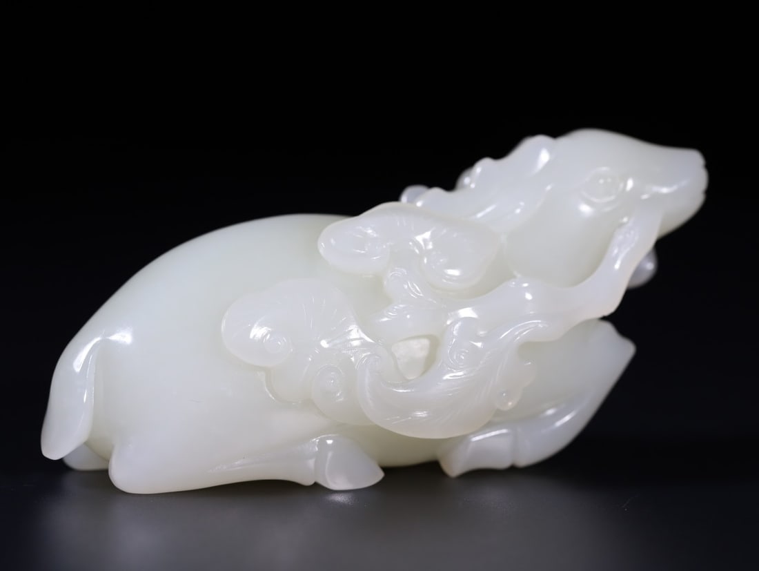 A Exquisite Hotan Jade Sika Deer Handheld Carving: A Exquisite Hotan Jade Sika Deer Handheld Carving,Qing Dynasty, China,Size:4.4inx1.7inx2in,Weight:255g 和田玉鹿手把件,中国清代