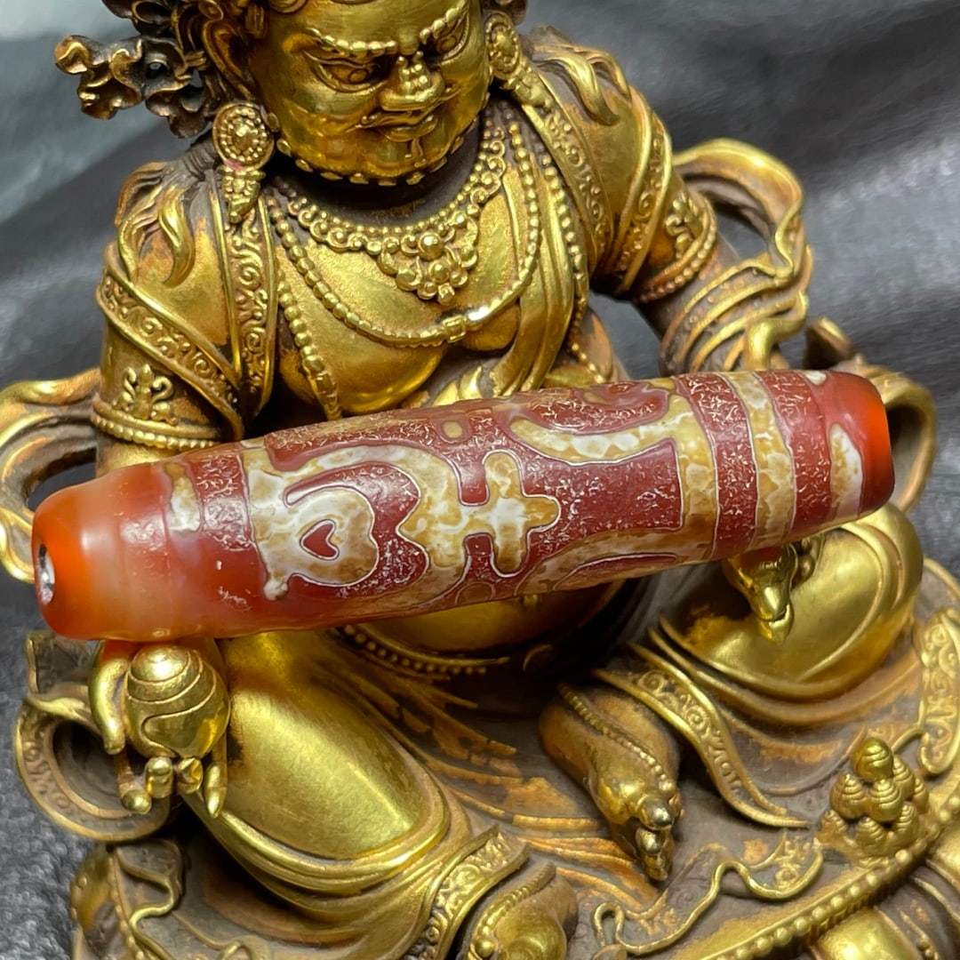 A Exquisite Red Flesh Dzi bead: A Exquisite Red Flesh Dzi bead,Tang Dynasty, China,Size:0.5inx2.2in 红肉天珠,中国唐代