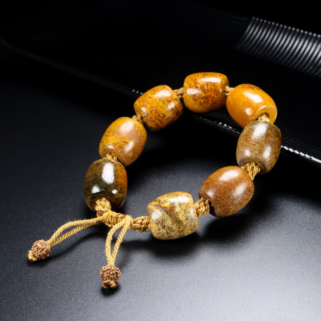 A Exquisite Hotan Jade Bracelets: A Exquisite Hotan Jade Bracelets,Qing Dynasty, China,Size:20mm,Weight:110g 和田玉手链,中国清代