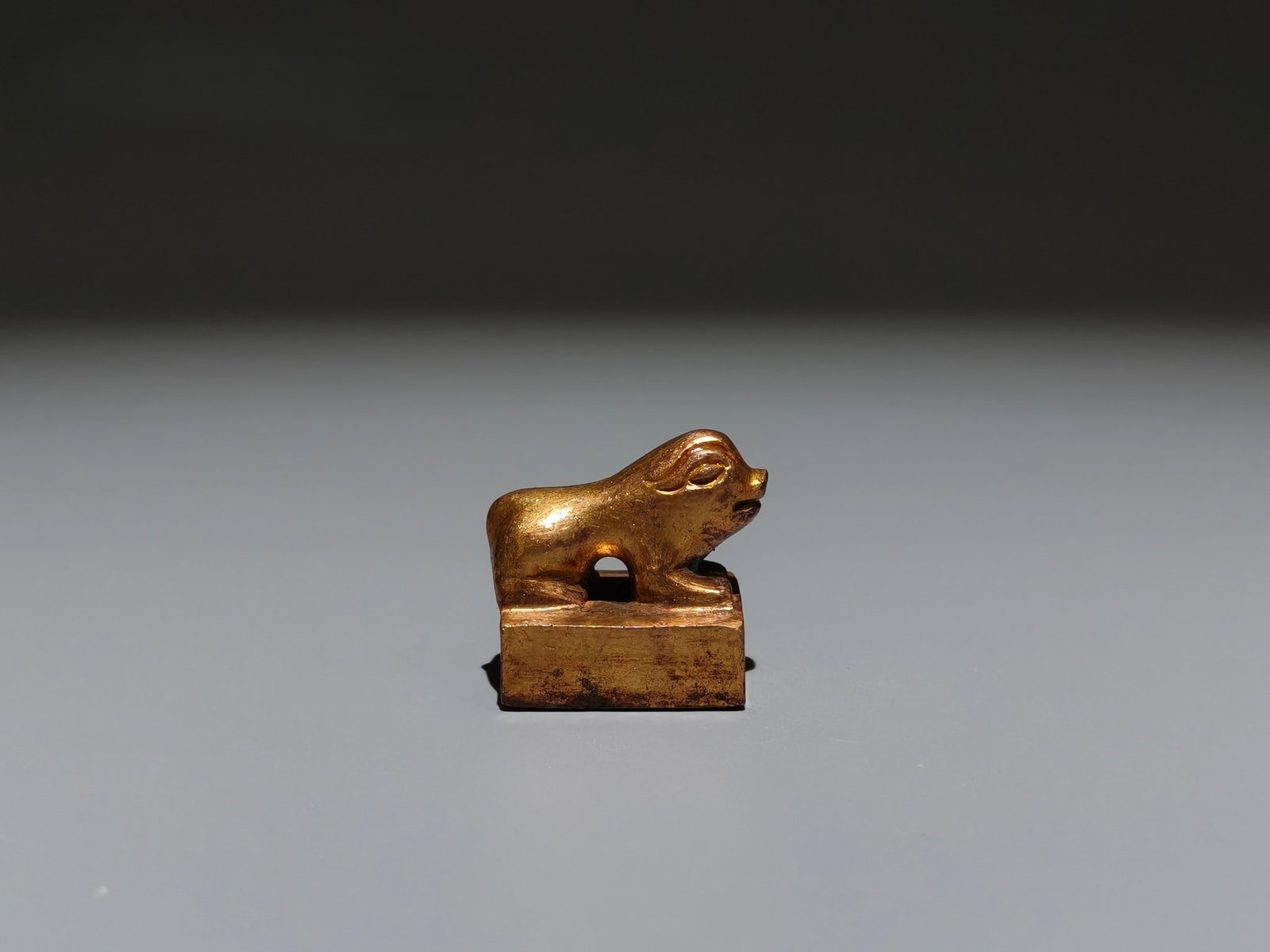 A Exquisite Gilt Bronze Auspicious Beast Seal: A Exquisite Gilt Bronze Auspicious Beast Seal,Han Dynasty, China,Size:1.1inx1.2inx0.9in,Weight:g 铜鎏金瑞兽印章,中国汉代
