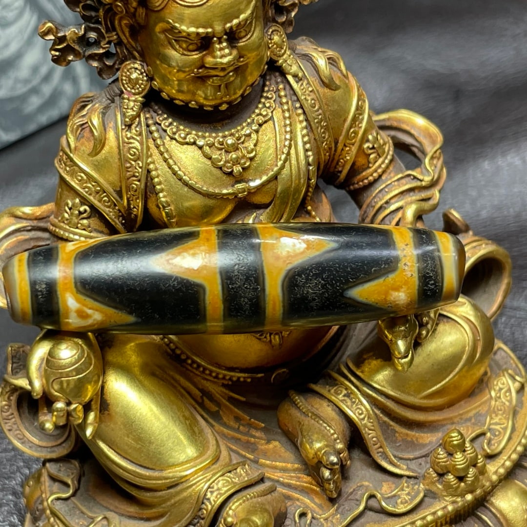 A Exquisite Tiger Tooth Dzi bead: A Exquisite Tiger Tooth Dzi bead,Qing Dynasty, China,Size:0.5inx2.2in 虎牙天珠,中国清代