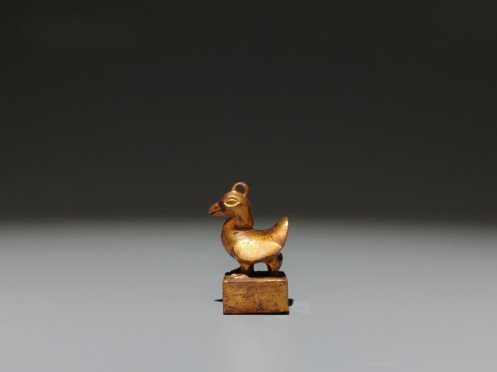 A Exquisite Gilt Bronze Bird Shaped Seal: A Exquisite Gilt Bronze Bird Shaped Seal,Han Dynasty, China,Size:1.6inx1inx0.8in,Weight:g 铜鎏金鸟形印章,中国汉代
