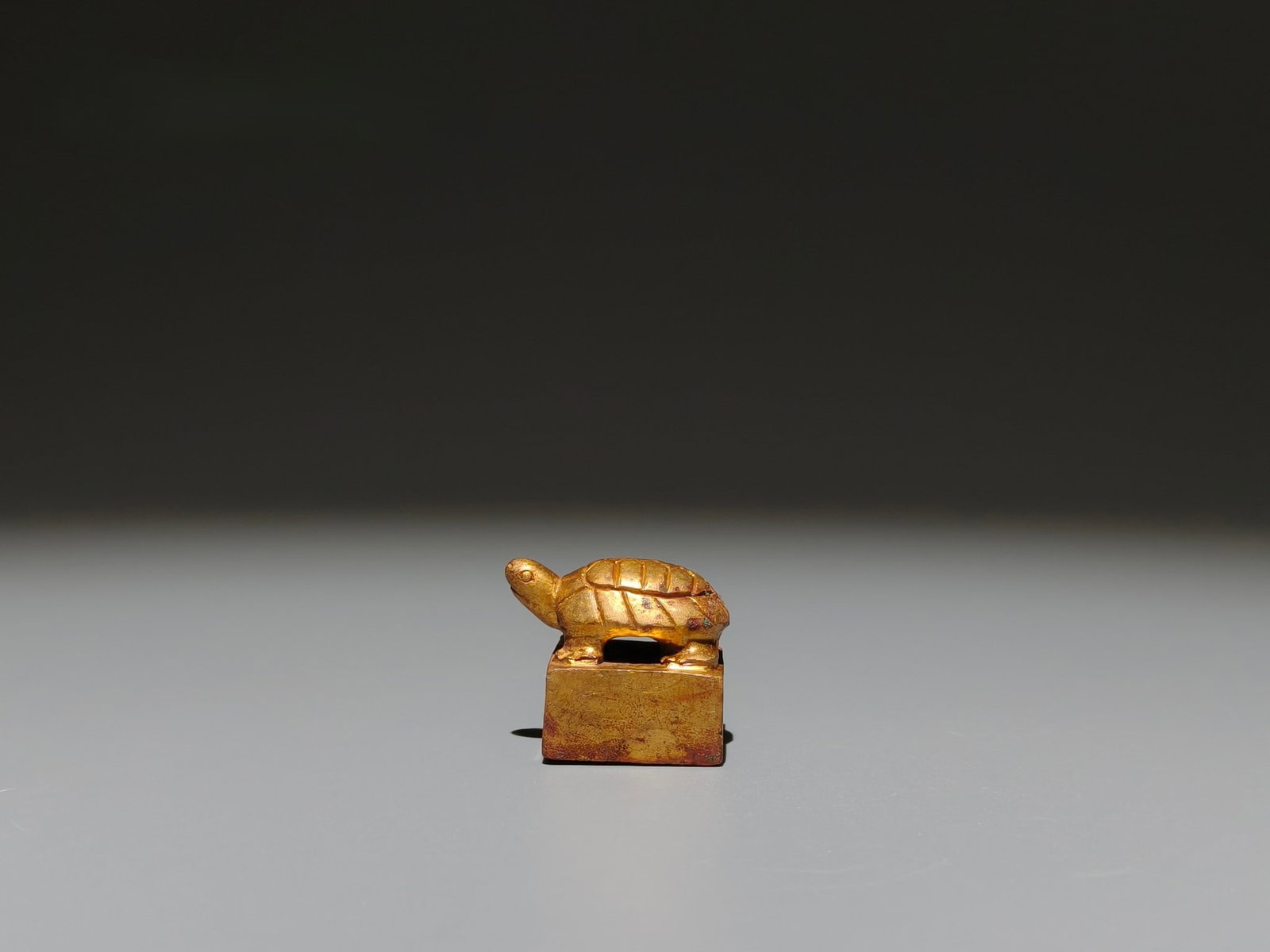 A Exquisite Gilt Bronze Turtle Seal: A Exquisite Gilt Bronze Turtle Seal,Han Dynasty, China,Size:1inx1.2inx0.9in,Weight:g 铜鎏金龟印章,中国汉代