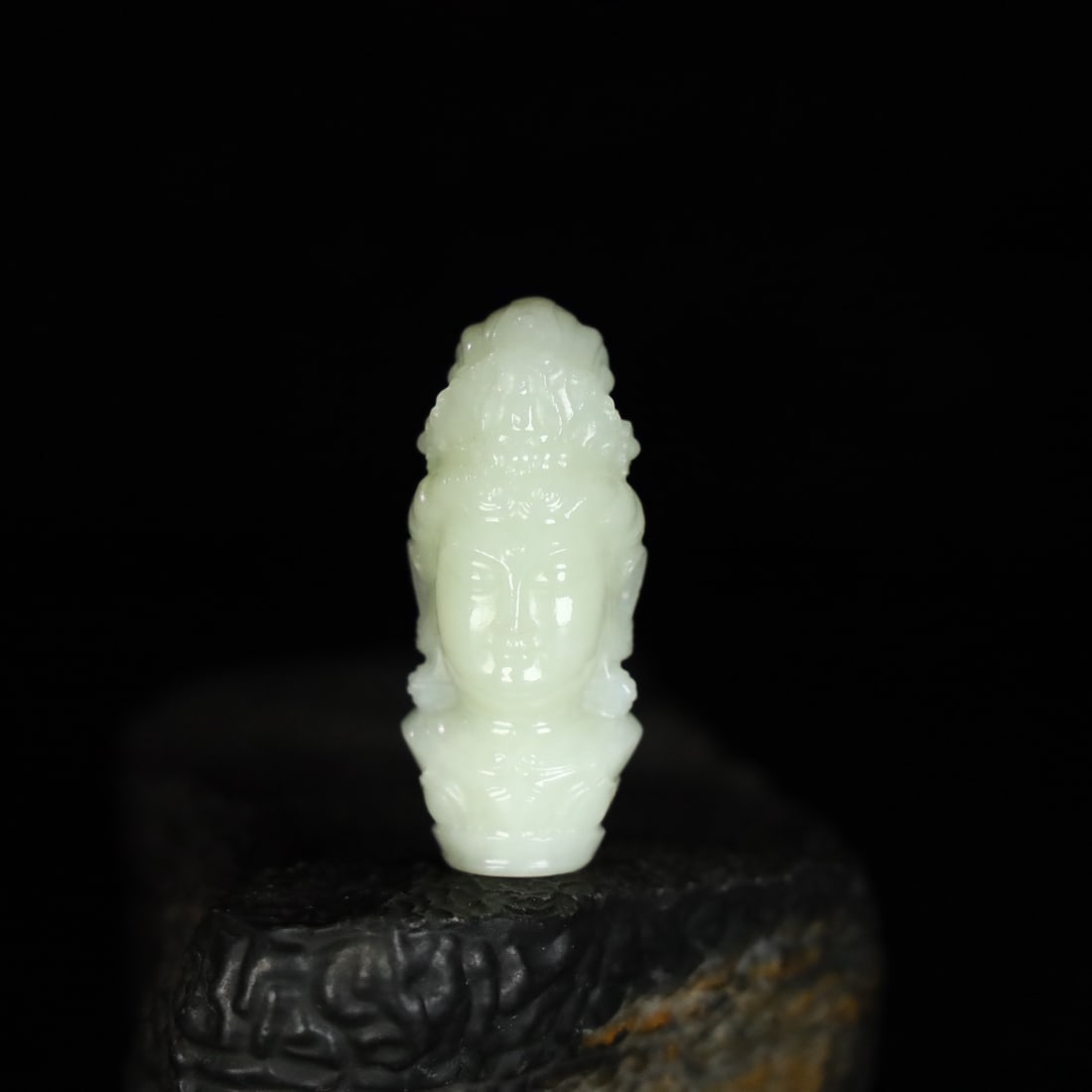 A Exquisite Hotan Jade Buddha Head: A Exquisite Hotan Jade Buddha Head,Qing Dynasty, China,Size:0.9inx0.9inx2in,Weight:33.5g 和田玉佛头,中国清代