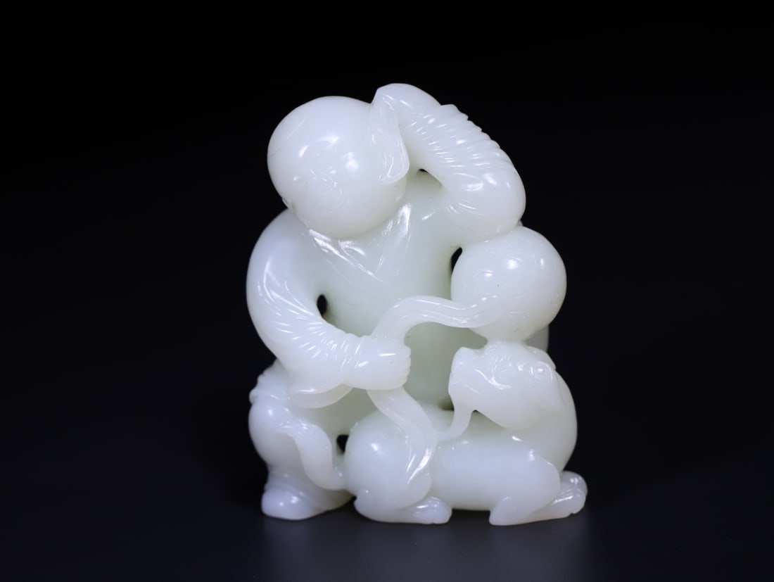 A Exquisite Hotan Jade Figures Ornament: A Exquisite Hotan Jade Figures Ornament,Qing Dynasty, China,Size:3inx2.2inx1.3in,Weight:201g 和田玉人物摆件,中国清代
