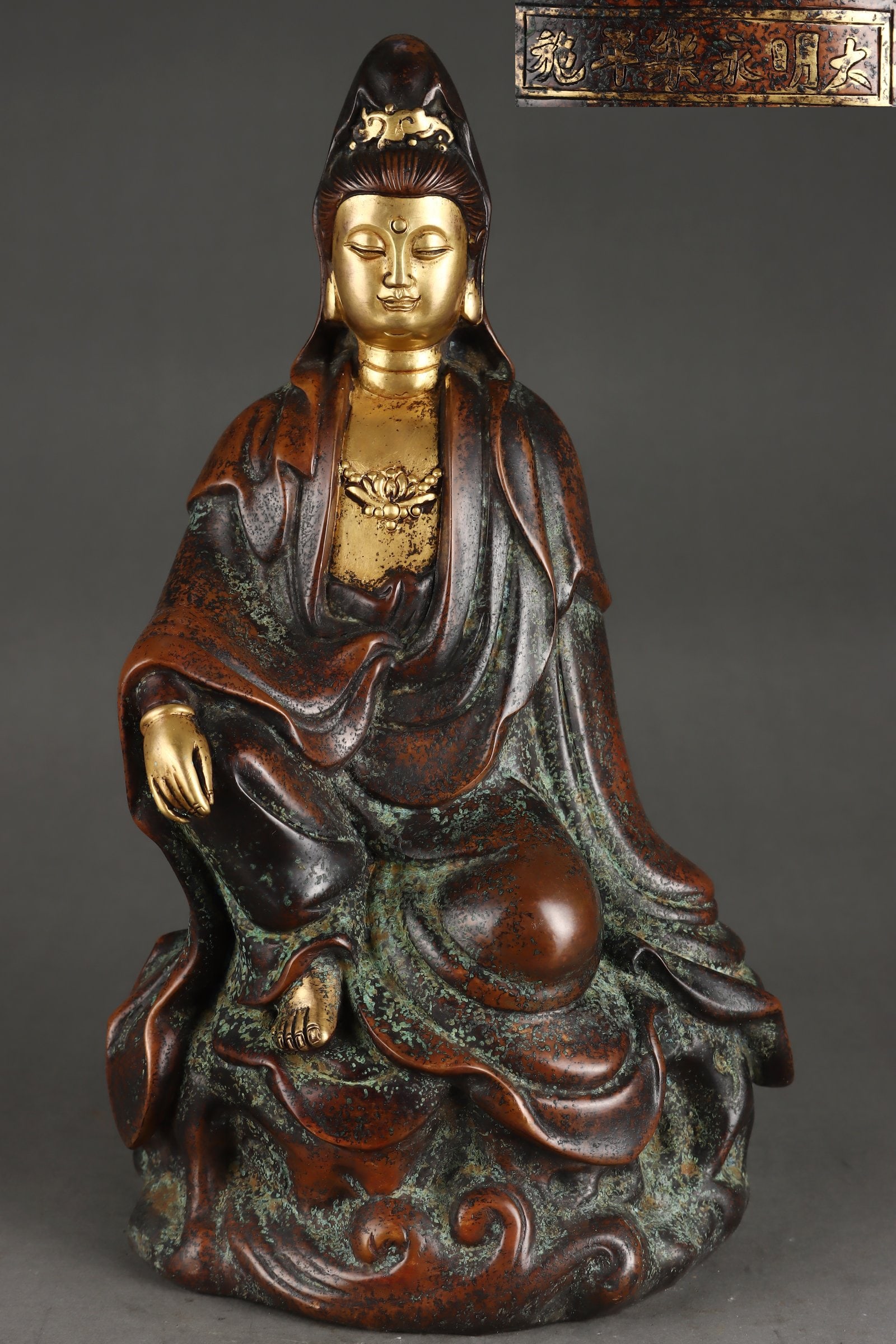 A Exquisite Gilt Bronze Statue of Avalokitesvara Ornament: A Exquisite Gilt Bronze Statue of Avalokitesvara Ornament,Ming Dynasty, China,Yongle Six-character Mark,Size:12.6inx7.1in,Weight:6250g 铜鎏金观音摆件,中