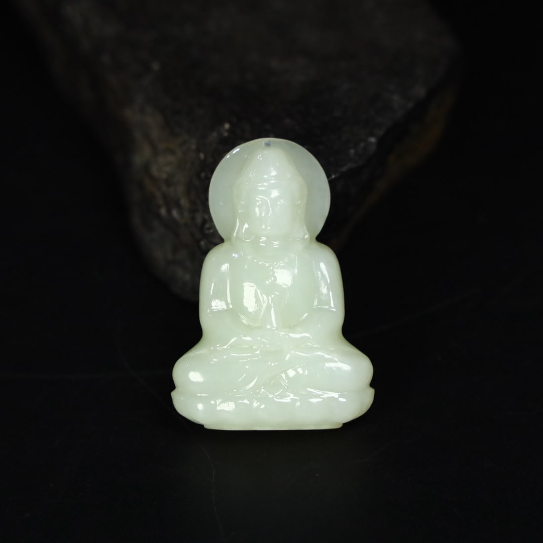 A Exquisite Hotan Jade Buddha statue: A Exquisite Hotan Jade Buddha statue,Qing Dynasty, China,Size:1.4inx0.6inx2in,Weight:36.8g 和田玉佛像,中国清代
