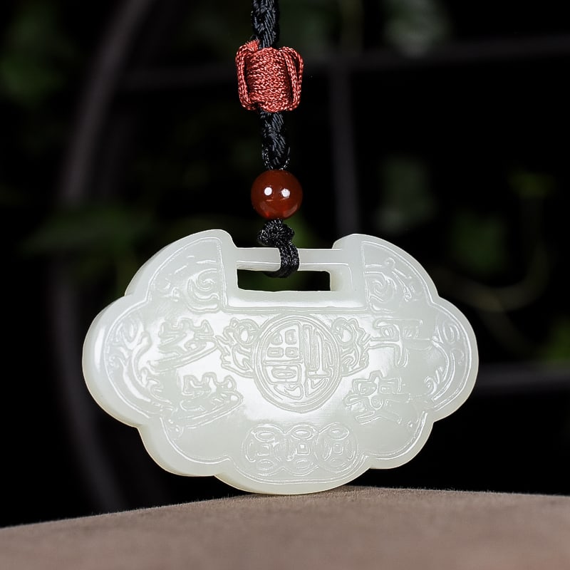 A Exquisite Hotan Jade Ruyi Lock Pendant: A Exquisite Hotan Jade Ruyi Lock Pendant,Size:0.9inx1.4inx0.3in 和田玉如意锁吊坠