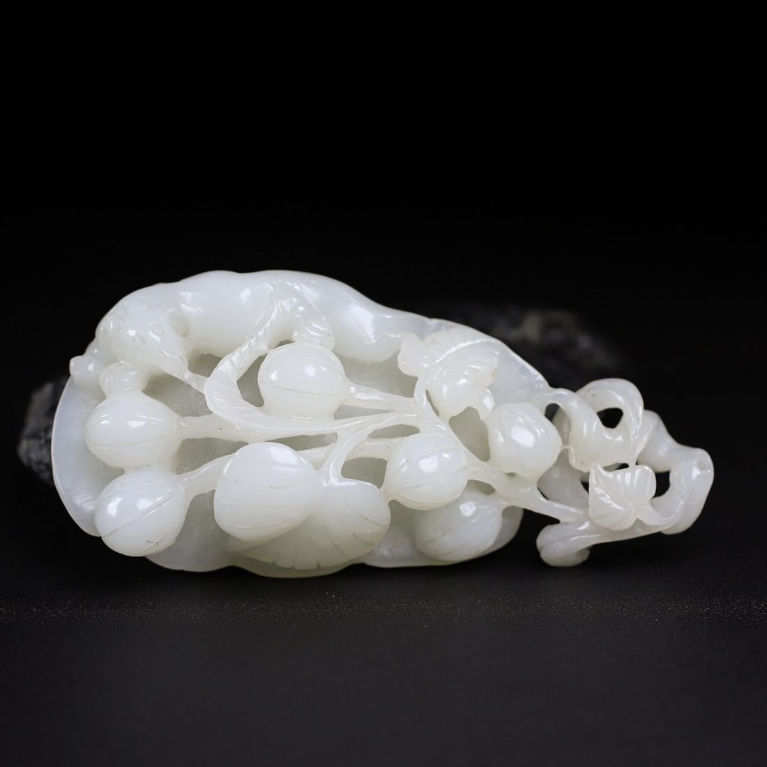 A Exquisite Hotan Jade Squirrel Ornament: A Exquisite Hotan Jade Squirrel Ornament,Ming Dynasty, China,Size:4.4inx2inx1.2in,Weight:137.6g 和田玉松鼠摆件,中国明代
