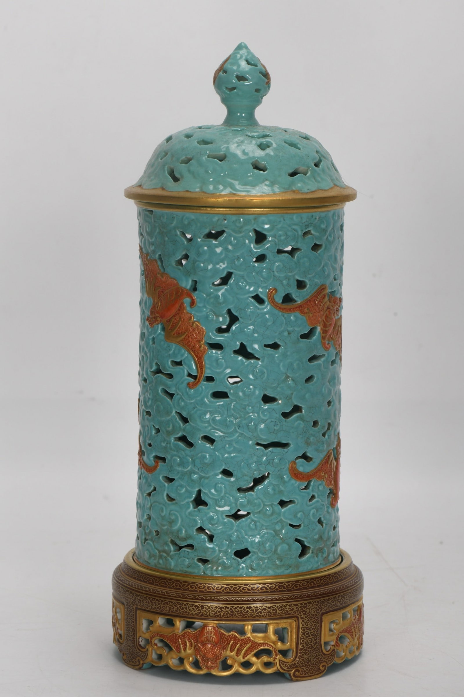 A Exquisite Turquoise Green Ground Bats Pattern Censer: A Exquisite Turquoise Green Ground Bats Pattern Censer,Qing Dynasty, China,Qianlong Six-character Mark,Size:9.8inx3.7inx4.1in