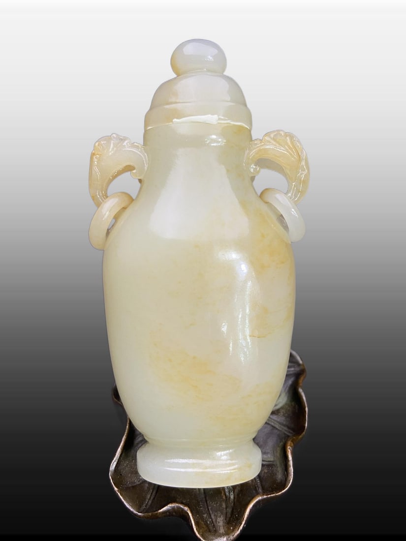 A Exquisite Hotan Jade Double-Ears Vase: A Exquisite Hotan Jade Double-Ears Vase,Ming Dynasty, China,Size:4.6inx2.5inx1.6in,Weight:166g 和田玉双耳瓶,中国明代