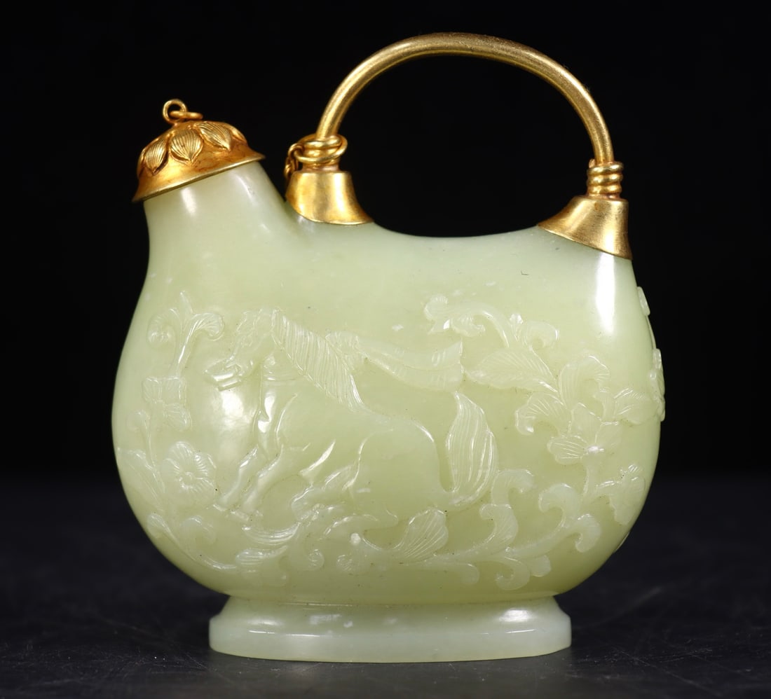 A Exquisite Hotan Jade Cover with Gold Flower Pattern Teapot: A Exquisite Hotan Jade Cover with Gold Flower Pattern Teapot,Qing Dynasty, China,Size:4.7inx3.9inx1.8in,Weight:371g