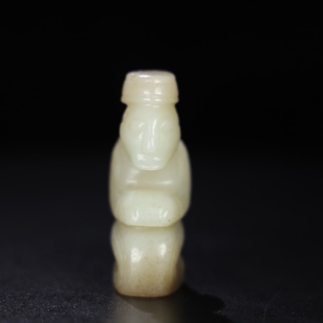 A Exquisite Hotan Jade Figures Ornament: A Exquisite Hotan Jade Figures Ornament,Han Dynasty, China,Size:2.6inx1.3inx0.9in,Weight:74.6g 和田玉人形摆件,中国汉代