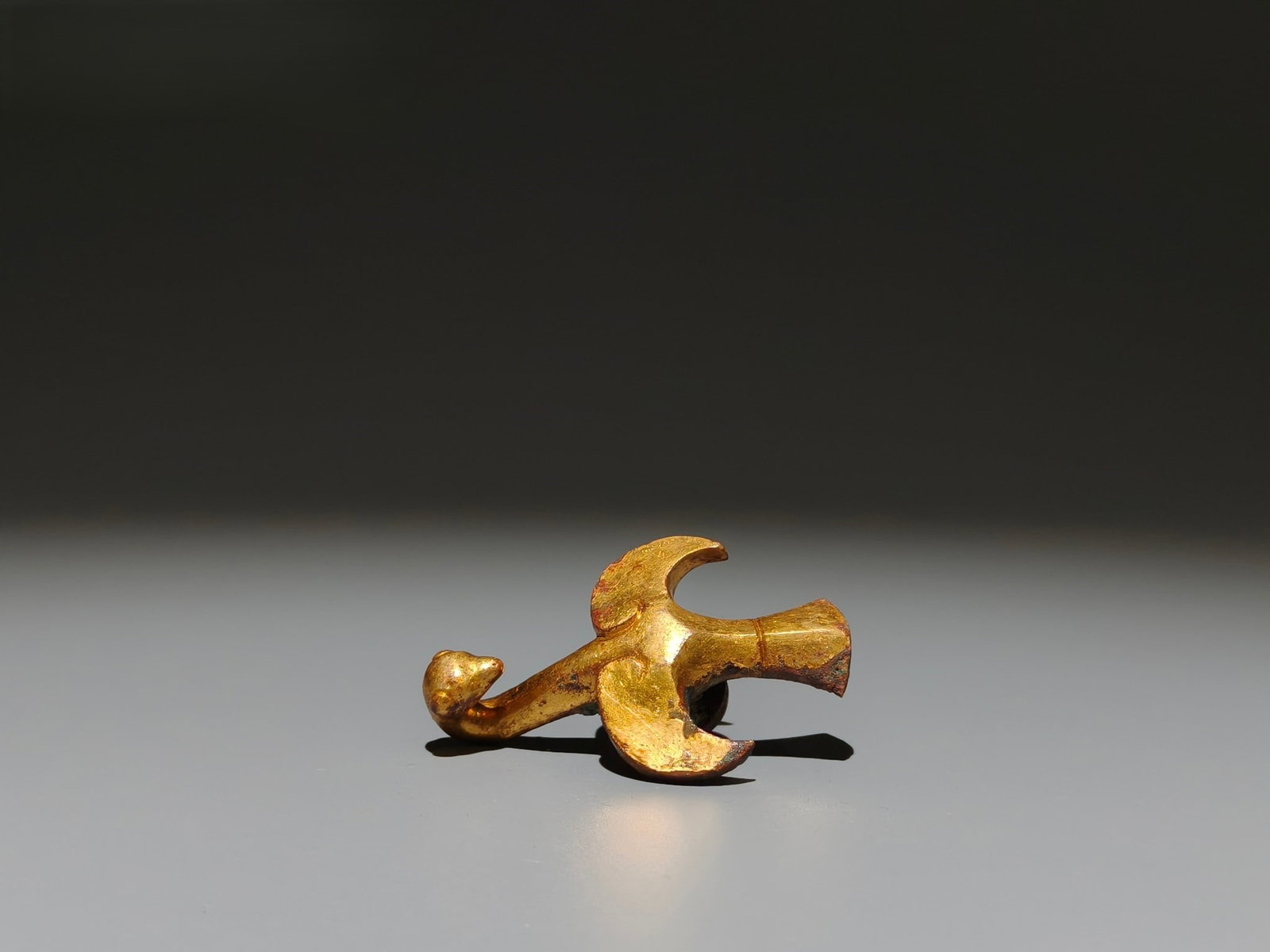 A Exquisite Gilt Bronze Bird Handheld Carving: A Exquisite Gilt Bronze Bird Handheld Carving,Han Dynasty, China,Size:2.5inx1.6in,Weight:g 铜鎏金鸟手把件,中国汉代