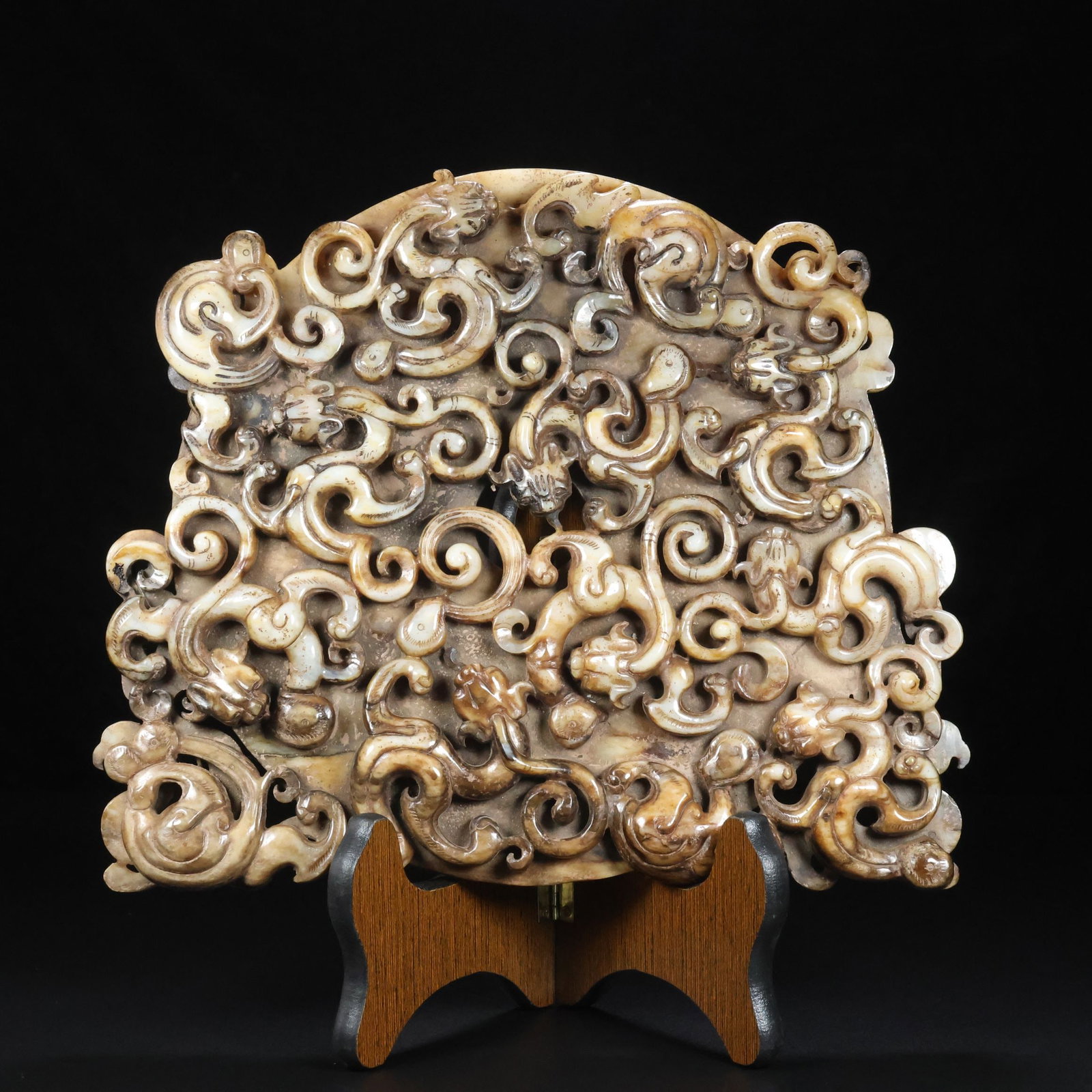 A Exquisite Hotan Jade Dragon Jade Bi: A Exquisite Hotan Jade Dragon Jade Bi,Han Dynasty, China,Size:9.1inx10.6inx1.2in,Weight:1802g 和田玉龙玉璧,中国汉代