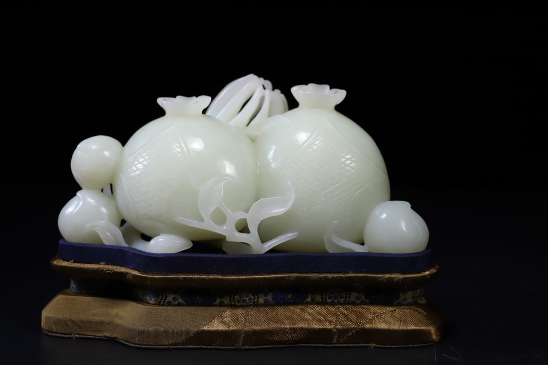 A Exquisite Hotan Jade Pomegranate Ornament: A Exquisite Hotan Jade Pomegranate Ornament,Qing Dynasty, China,Size:5.7inx2.5inx2.6in,Weight:648.7g 和田玉石榴摆件,中国清代